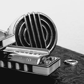 Marble Harpmaster 4x10'', twee Hohner crossover harmonica's, Hohner Harp Blaster microfoon